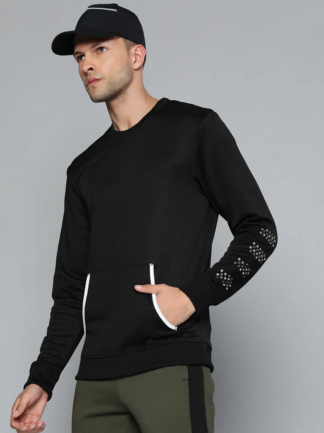 Alcis Men Black Solid Sweatshirt