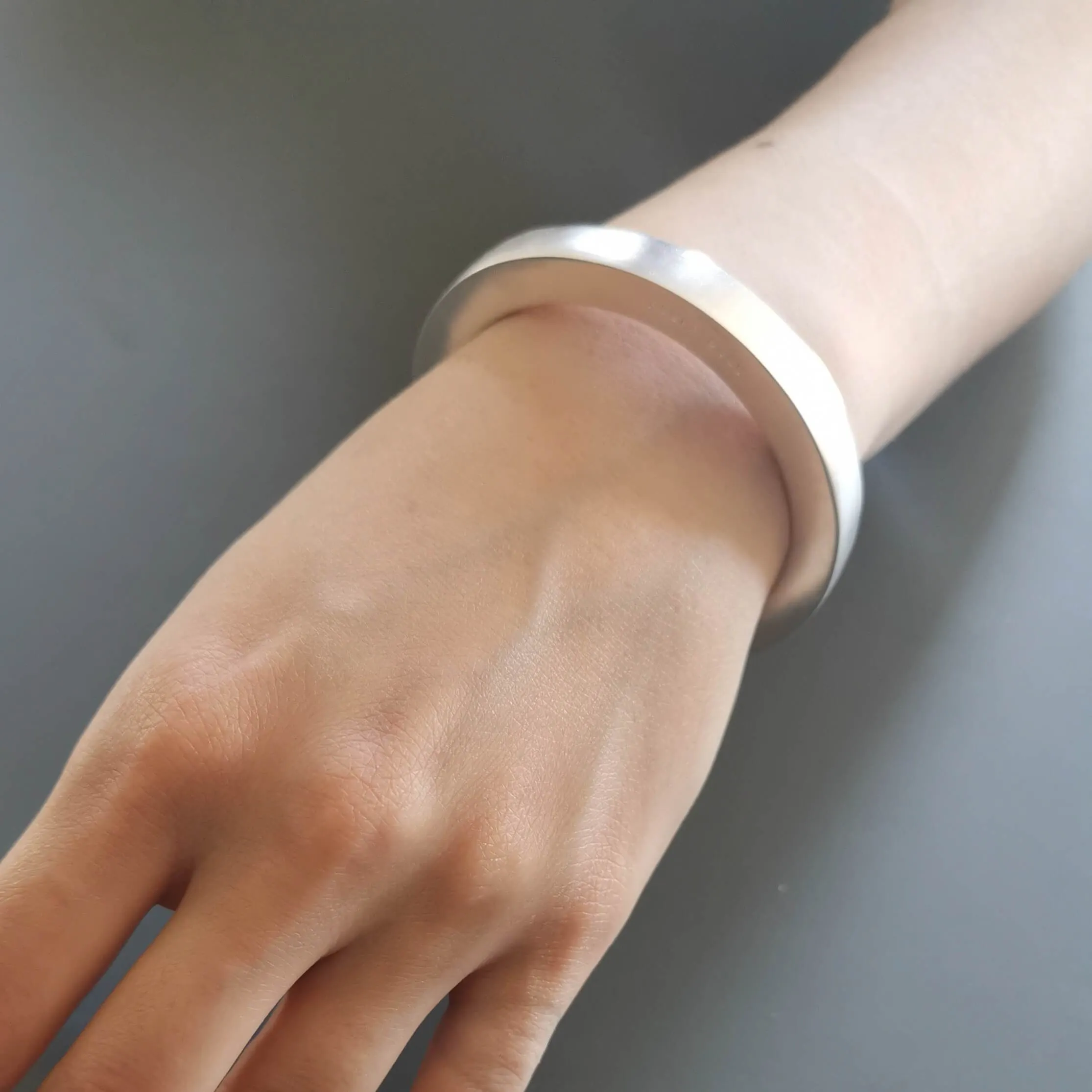 C 431 - Medium Hollow Bracelet