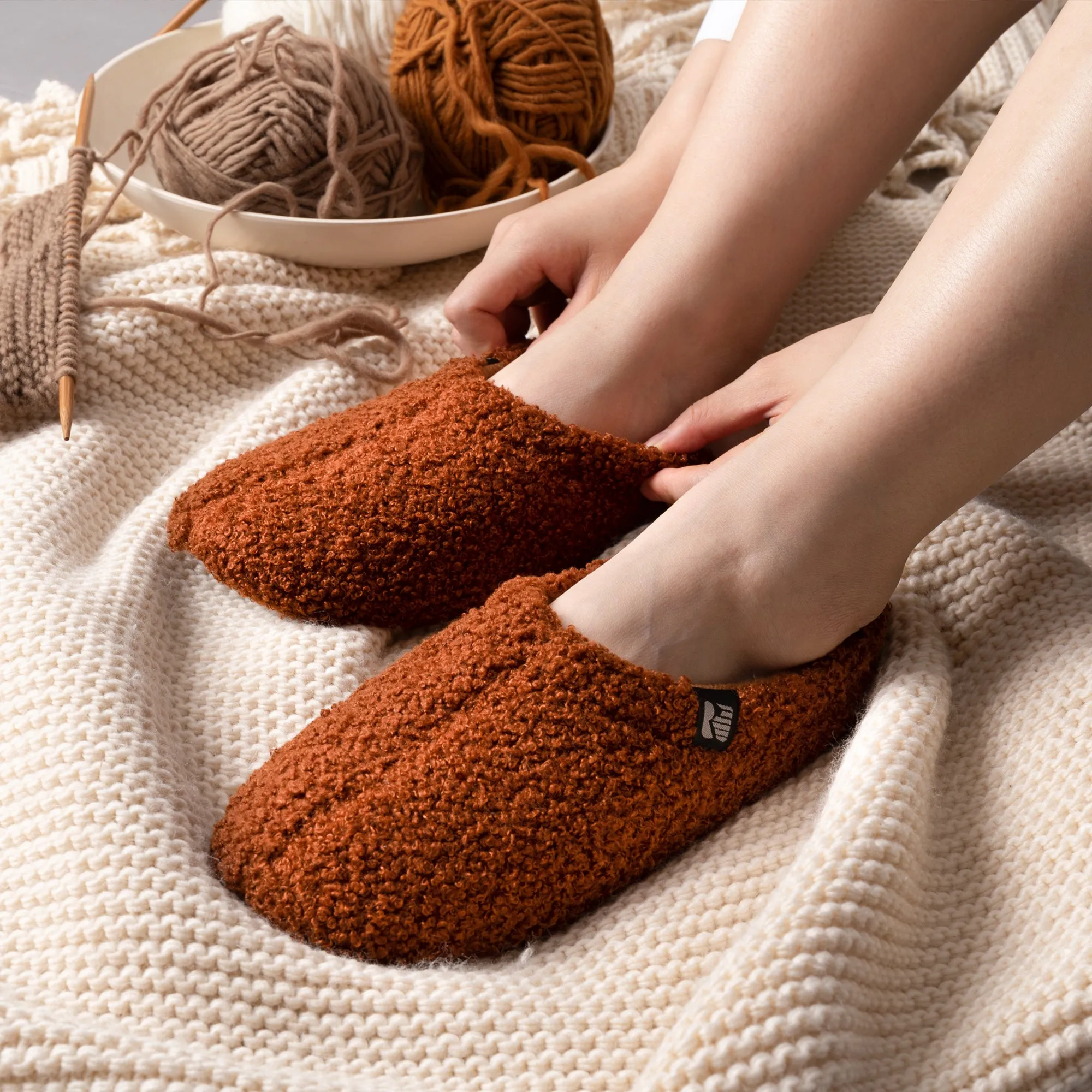 Women's Fuzzy Fleece Closed Back Indoor Slipper